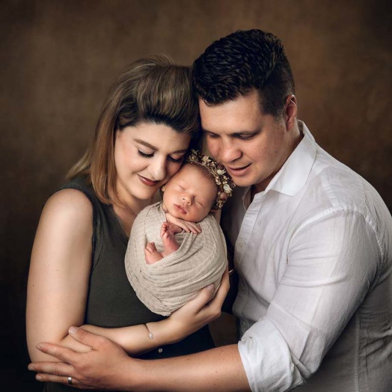 26 STUNNING Newborn Family Photos & Ideas for your session